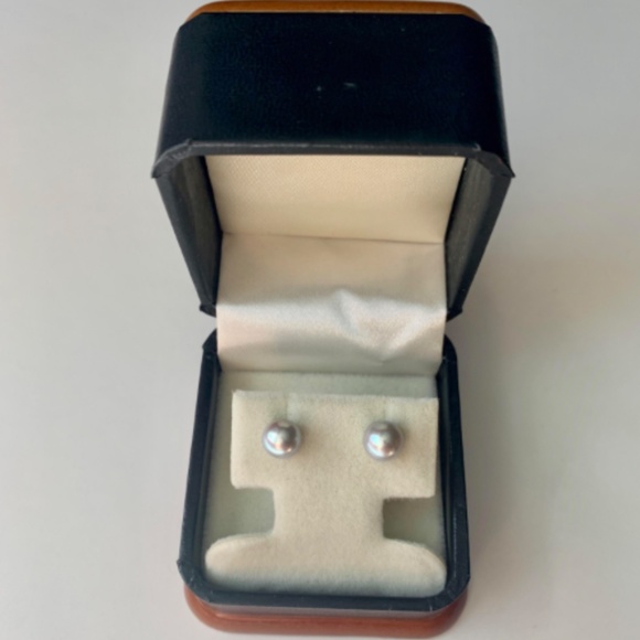 🆕 Pearl Stud Earrings - Picture 1 of 9